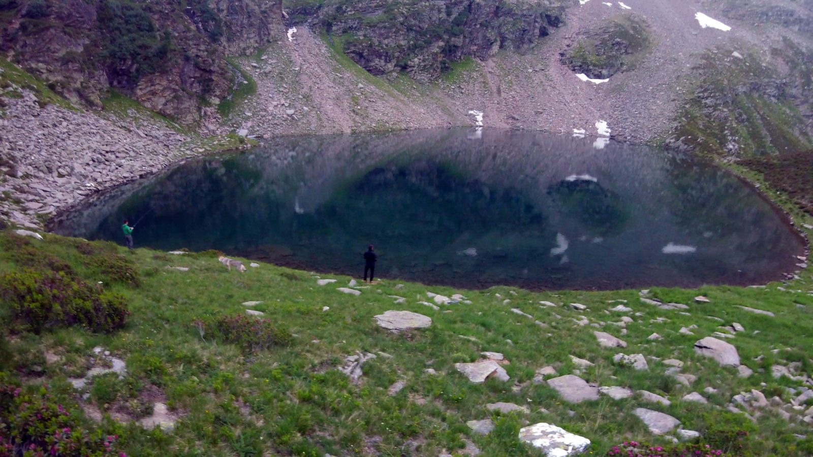 一个高山湖泊
