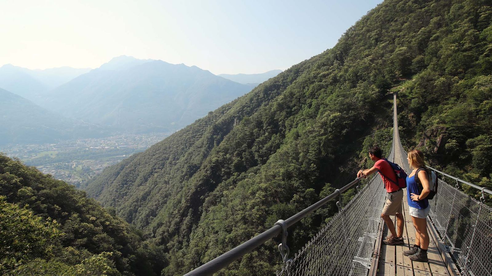 西藏桥,Sementina山谷的全景