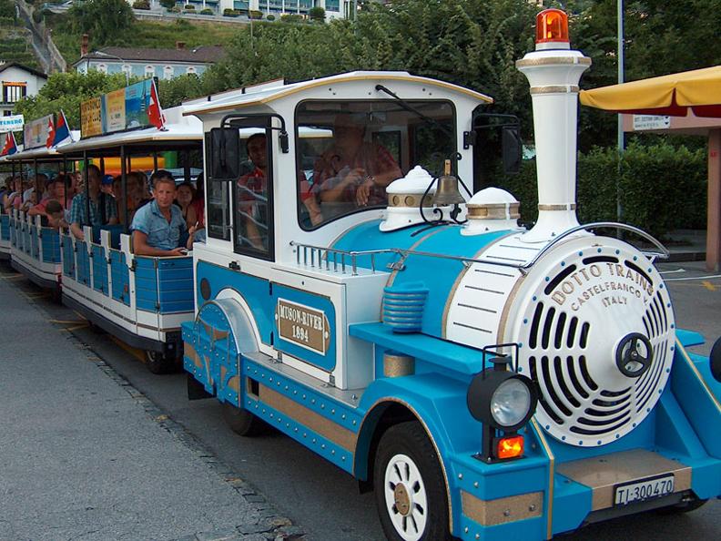 图2 -有轮子的旅游火车